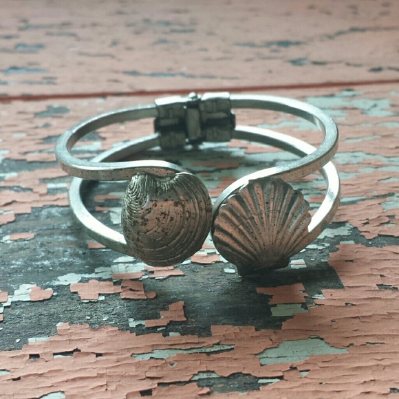 Childs Shell Bracelet - Picture 2 of 5